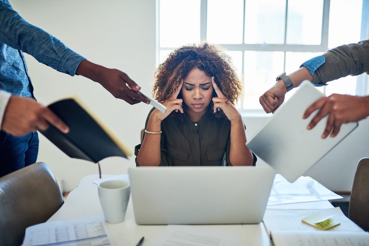 Surcharge de travail et burn-out : femme stressée débordée au bureau, thérapie à Lausanne